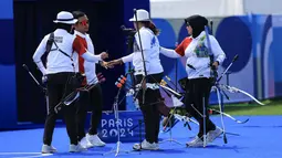 Tim panahan putri Indonesia (dari kiri) Diananda Choirunisa, Rezza Octavia dan Syifa Nurafifah Kamal bersama pelatih, Denny jelang laga perempatfinal panahan beregu putri Olimpiade Paris 2024 menghadapi China di Invalides Arena, Paris, Minggu (28/7/2024). (Dok. NOC Indonesia/Naif Muhammad Al'as)