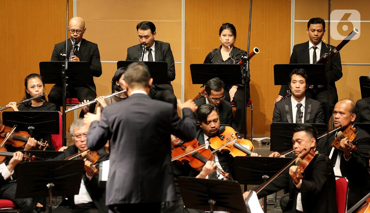 Sebuah konser klasik Love, God, and My Home dipersembahkan Jakarta Concert Orchestra (JCO) tampil di Usmar Ismail Hall, Jakarta, Miggu (6/10/2019). JCO tampil membawakan karya musik orkestra standar seperti overture, simfoni, konserto, simfoni puitis, dan simfoni vokal. (Liputan6.com/Fery Pradolo)