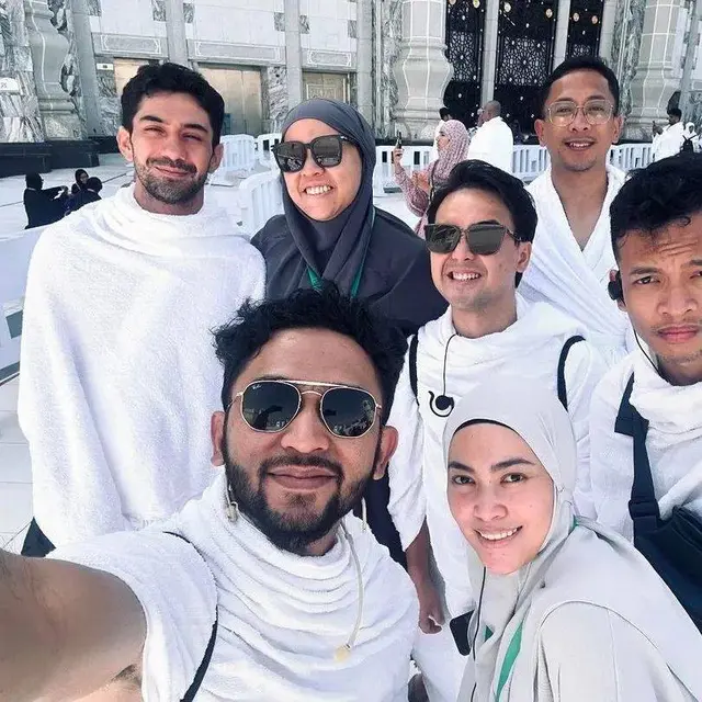 7 Potret Reza Rahadian yang Kini Jalani Umrah, Sosoknya Tuai Banyak Sorotan