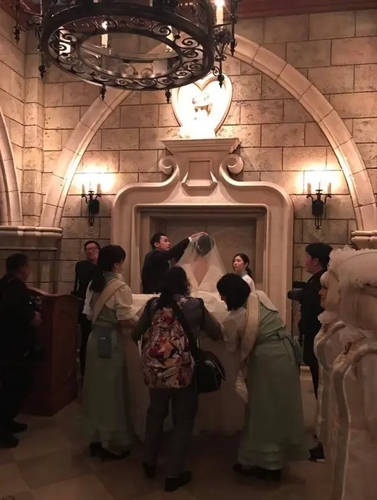 Berparas cantik bak Cinderella, Sandra Dewi tampil anggun dengan gaun putihnya. Bersama Harvey yang tampak gagah dengan setelan Tuxedo hitam, keduanya terus berbagi senyum dengan sekitar. (Facebook/Ary Bakri)