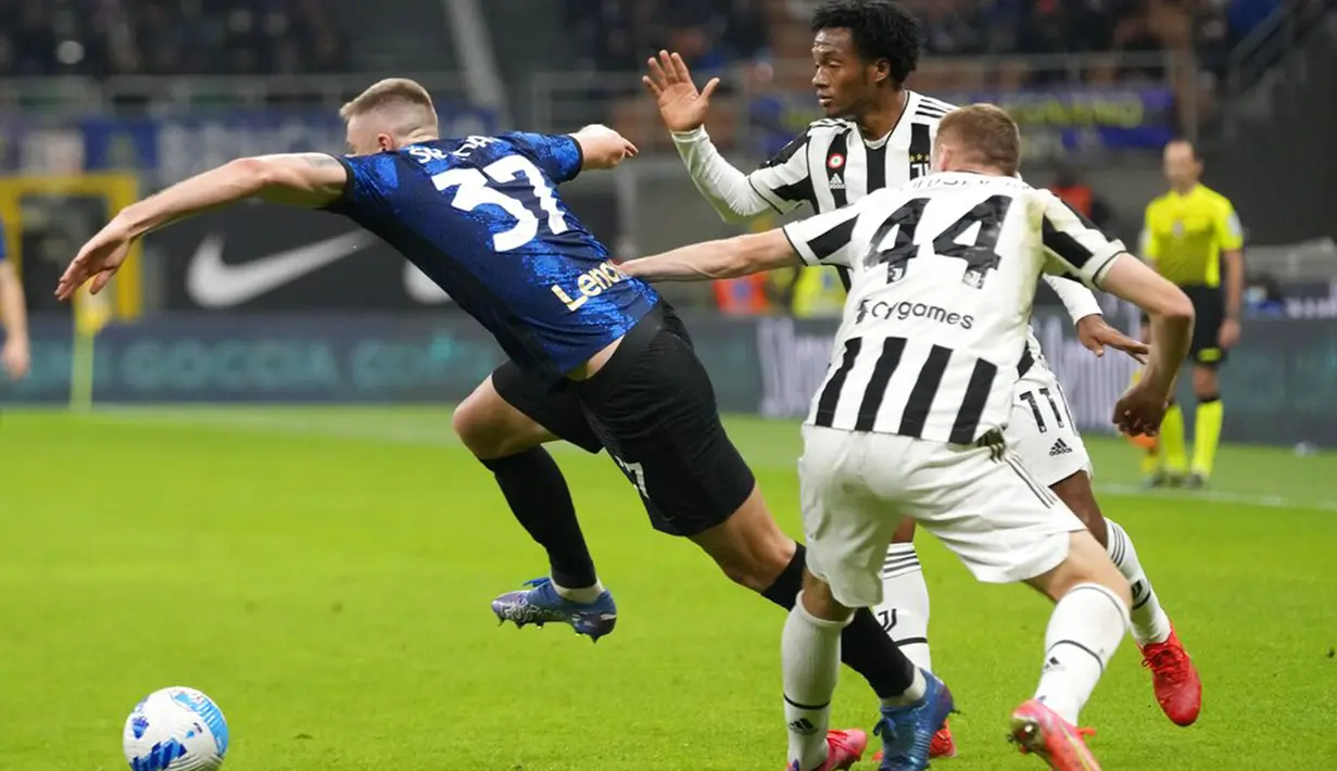 Pemain Inter Milan Skriniar (kiri)dan pemain Juventus Dejan Kulusevski serta Juan Cuadrado berebut bola pada pertandingan Serie A di Stadion San Siro, Milan, Italia, Minggu (24/10/2021). Pertandingan berakhir dengan skor 1-1. (AP Photo/Luca Bruno)