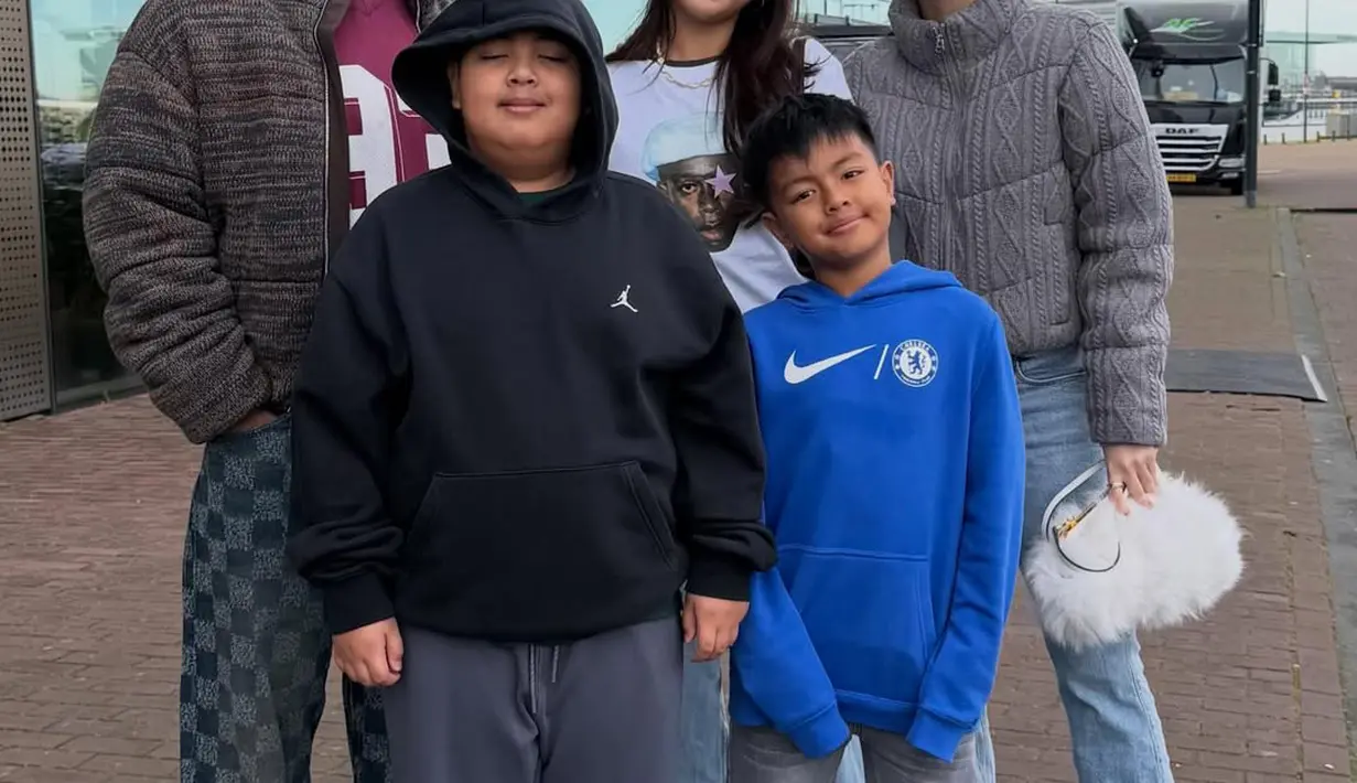 Di potret ini, Nia Ramadhani memilih mengikat rambutnya dengan ponytail rapi. Sedangkan Mikhayla tampil cantik effortless dengan half ponytail [@ramadhaniabakrie]