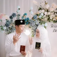 Potret bahagia Larissa Chou dan Ikram Rosadi pamer cincin dan buku nikah setelah akad. (Sumber: Instagram/ikram_rsd)