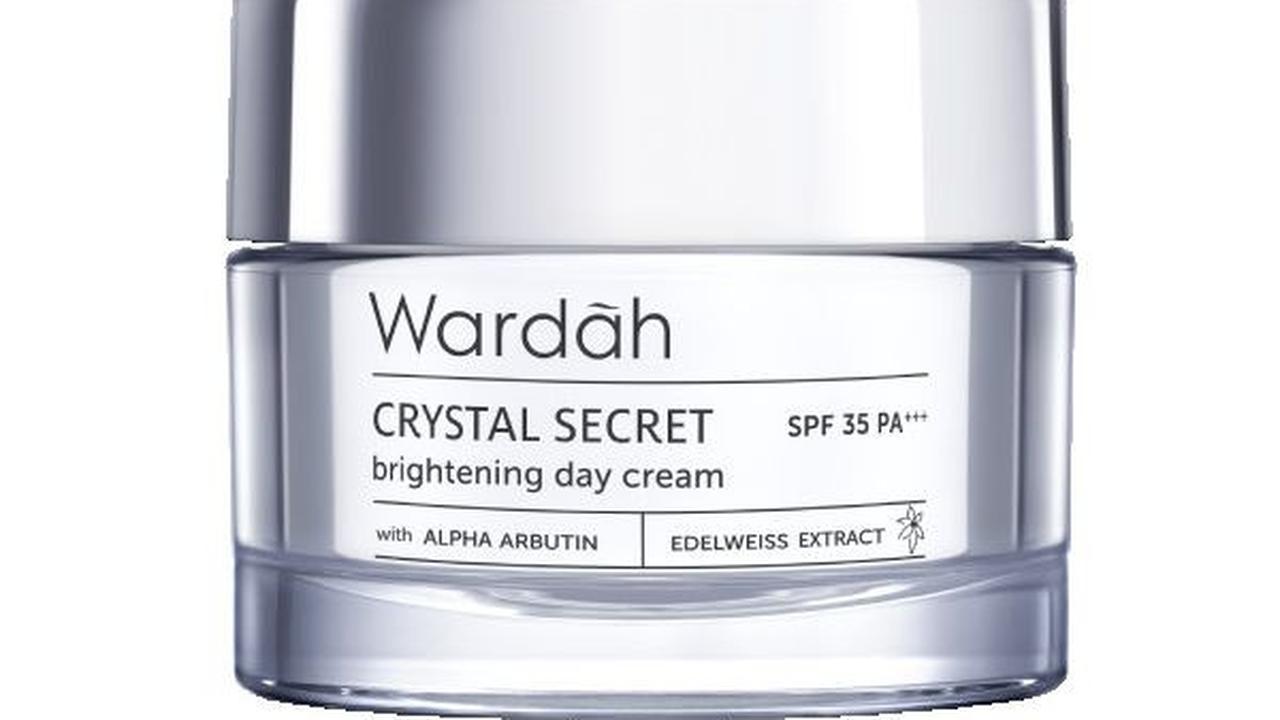 1. Wardah Crystal Secret Brightening Day Cream: Perlindungan Sinar Matahari dan Pengurangan Flek Hitam