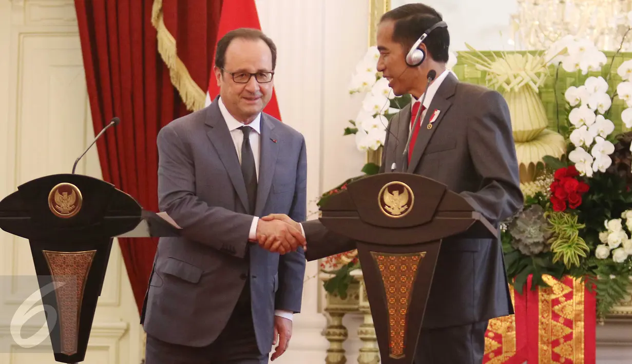 Presiden Jokowi dan Presiden Prancis Francois Hollande berjabat tangan usai memberi keterangan pers di Istana Merdeka, Jakarta, Rabu (29/3). Kunjungan kenegaraan ini merupakan rangkaian lawatan Presiden Prancis ke Asia Tenggara (Liputan6.com/Angga Yuniar)