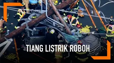 Sebuah tiang listrik roboh dan menimpa mobil SUV di Seattle. Korban yang yang merupakan pasangan suami istri itu selamat dan hanya mengalami luka gores serta memar.