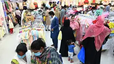 Orang-orang memadati toko saat berbelanja menjelang perayaan Idul Fitri yang akan datang di tengah pandemi corona Covid-19, di Rawalpindi, Pakistan pada 5 Mei 2021. Pusat perbelanjaan ramai oleh warga Pakistan yang berbelanja aneka kebutuhan untuk menyambut Lebaran. (Farooq NAEEM / AFP)