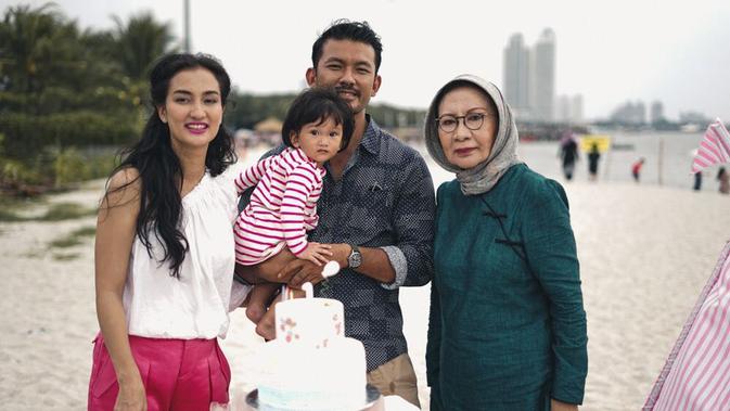 jenguk ratna sarumpaet, atiqah hasiholan selalu membawa anak