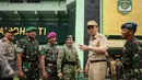 Gubernur DKI Jakarta, Basuki Tjahaja Purnama (kedua kanan) berbincang dengan jajaran TNI/Polri usai apel gabungan di Makodam Jaya, Jakarta, Rabu (17/2/2016). Apel bentuk kesiapan pengamanan KTT OKI, Maret mendatang. (Liputan6.com/Helmi Fithriansyah)