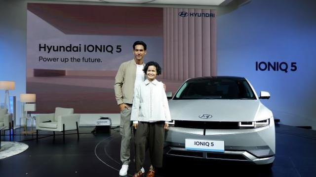 Hyundai IONIQ 5 Hadir di IIMS 2022, Richard Kyle dan Citra Subyakto Kagumi Ragam Fitur Canggihnya