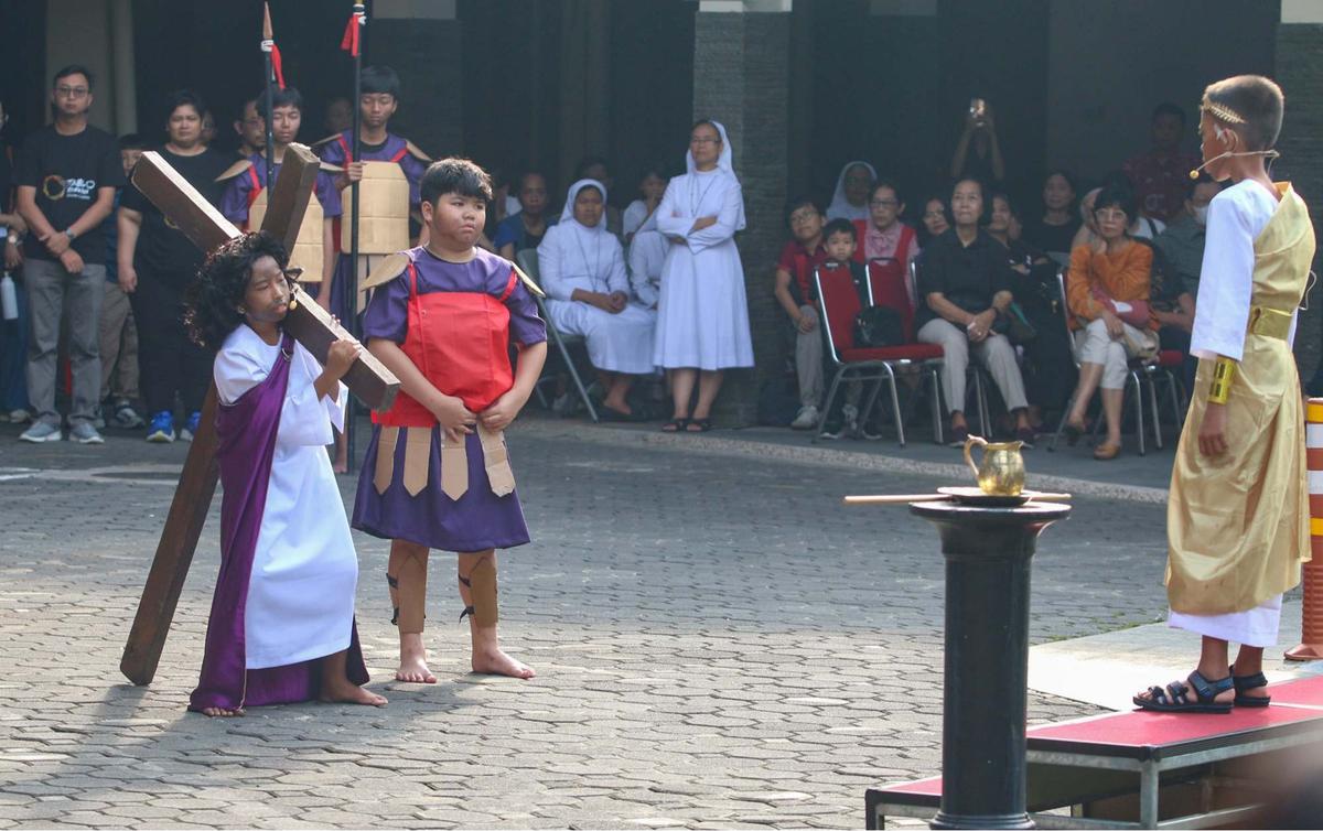 Anak-anak tampilkan drama penyaliban Yesus Kristus saat peringati Jumat Agung