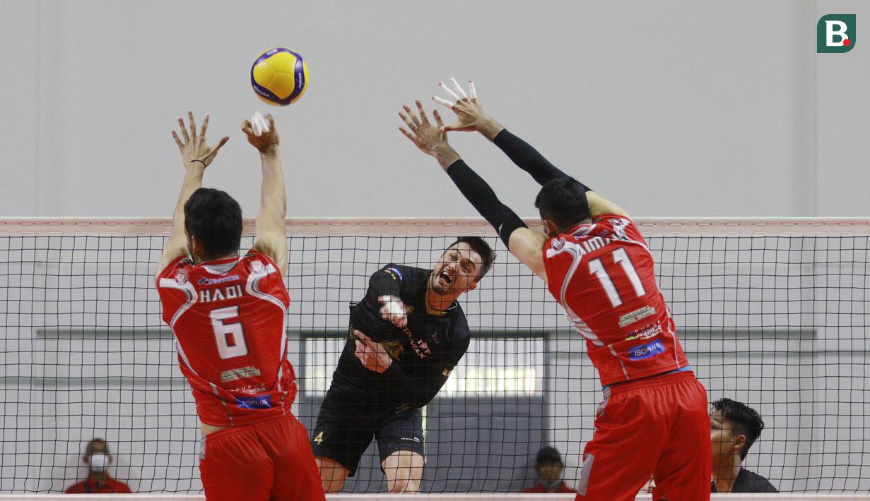 Di set kedua, Jakarta Pertamina Pertamax sebenarnya bermain cukup apik.Namun lagi-lagi, Surabaya Bhayangkara Samator berhasil unggul 25-21 dan membuat skor menjadi 2-0. (Bola.com/M Iqbal Ichsan)