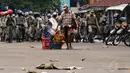 Seorang pria menyeret barang bekas usai pembongkaran kios di Terminal Depok, Jawa Barat, (8/10/2014). (Liputan6.com/Helmi Fithriansyah)