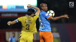Bek Bhayangkara FC, Vladimir Vujovic (kiri) berebut bola dengan pemain Perseru, Alberto Antonio pada Go-Jek Liga 1 Indonesia 2018 bersama Bukalapak di Stadion PTIK, Jakarta, Rabu (12/9). Bhayangkara FC unggul 1-0. (Liputan6.com/Helmi Fithriansyah)