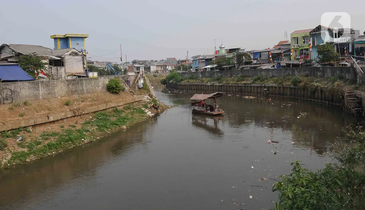 Transportasi perahu eretan untuk penyeberangan warga yang beraktivitas ke pasar dan ke sekolah. (merdeka.com/Imam Buhori)