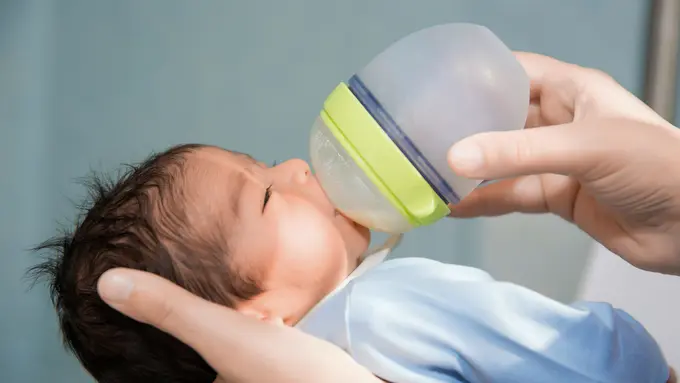 Bayi Menyusu Menggunakan Botol