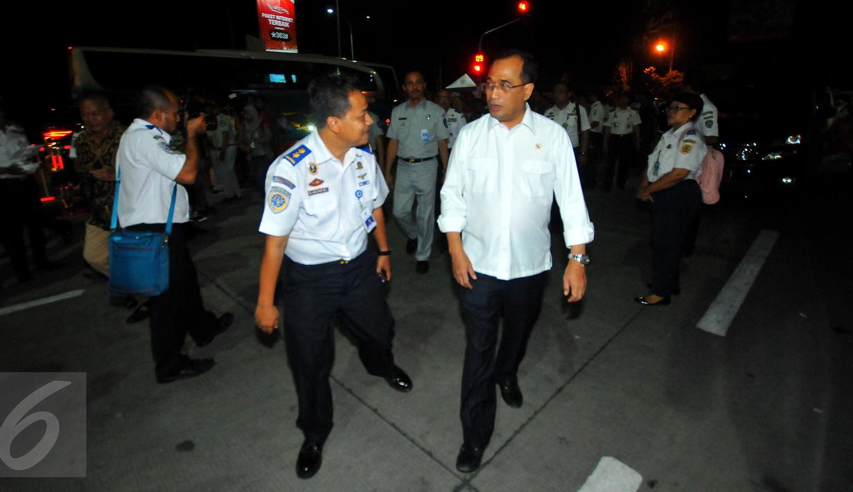 Menhub Budi Karya Sumadi saat meninjau kesiapan jelang Natal dan Tahun Baru di pintu keluar tol Brebes Timur atau Brexit Jumat (23/12). Diprediksi, lonjakan kendaraan terjadi pada Sabtu dini hari. (Liputan6.com/Angga Yuniar)