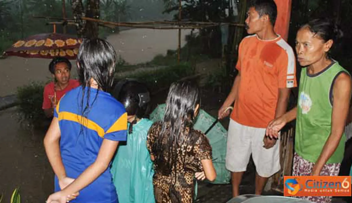 Citizen6, Jember: Warga Dusun Mandilis, Tempurejo terpaksa harus mengungsi untuk menghindari keganasan abrasi Sungai Mandilis yang semakin hari mendekat ke pemukiman penduduk, Rabu (13/4). (Pengirim: Sapto Raharjanto)