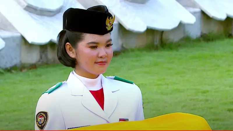 Paskibraka Nasional 2023 asal Sumatra Selatan (Sumsel) yang terpilih menjadi pembawa baki pada Upacara Penurunan Bendera Merah Putih di Istana Merdeka Jakarta. (Tangkapan Layar Youtube Sekretariat Presiden )