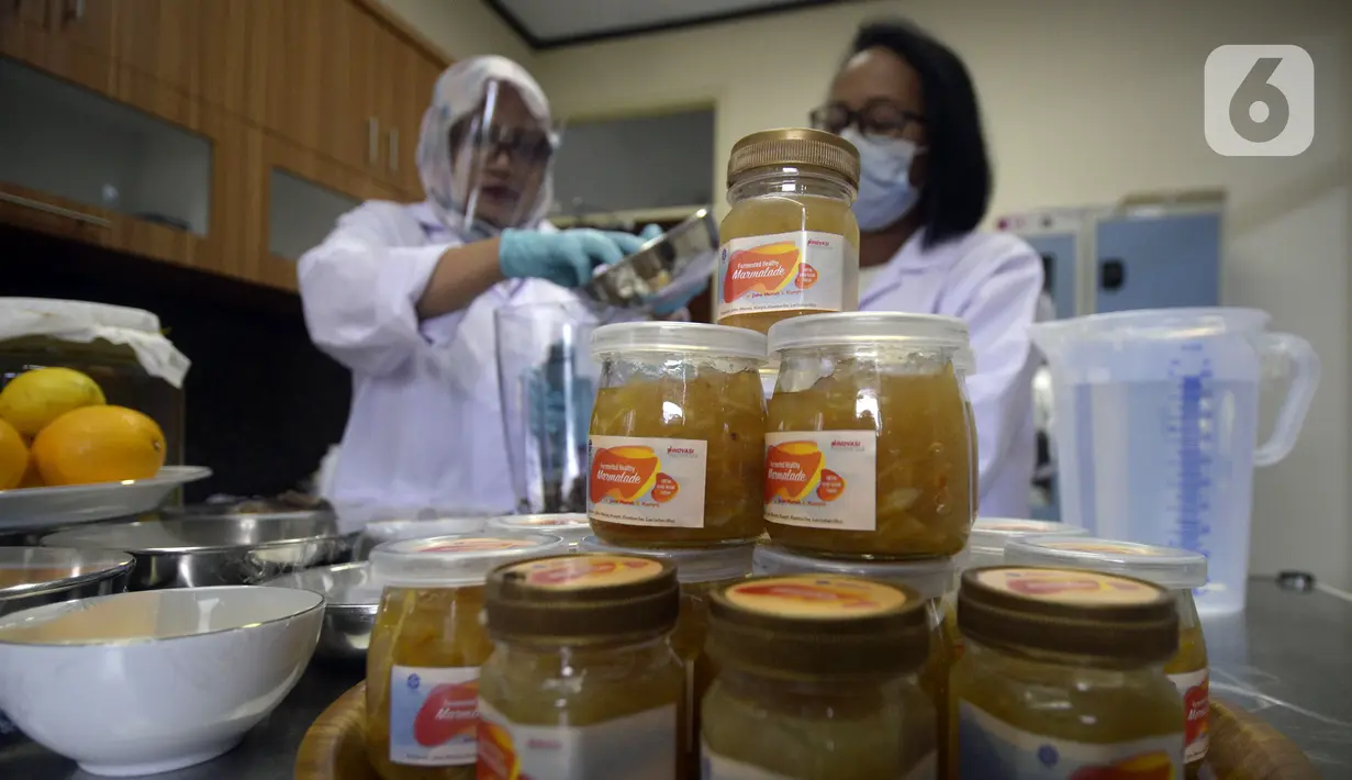 Peneliti LIPI membuat selai jahe merah fermentasi di Puspitek Serpong, Tangerang Selatan, Banten, Senin (26/10/2020). Selai Marmalade yang terbuat dari fermentasi rempah-rempah lokal bisa meningkatkan daya tahan tubuh di tengah pandemi COVID-19. (merdeka.com/Dwi Narwoko)