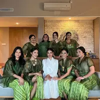 Bridesmaid Mikha Tambayong dalam busana etnik modern terinspirasi dari baju bodo. [@taskyanamya]