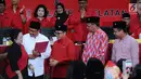 Ketum PDIP Megawati Soekarno Putri (kiri) usai menyerahkan surat rekomendasi pada Pasangan Cagub-Cawagub Jatim, Saifullah Yusuf (baju putih) dan Abdullah Azwar Anas (ketiga kiri) usai ditetapkan, Jakarta, Minggu (15/10). (Liputan6.com/Helmi Fithriansyah)