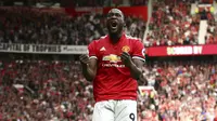 Pemain Manchester United, Romelu Lukaku mengoleksi lima tembakan ke arah gawang pada laga perdana Premier League, dari lima tembakan tersebut dua diantaranya berbuah gol. (AP/Dave Thompson)
