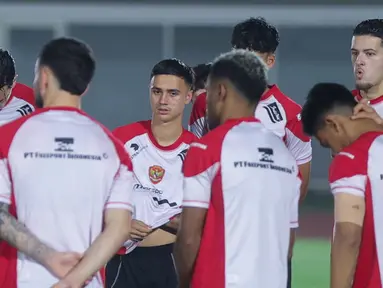 Berstatus naturalisasi tak lantas membuat Eliano Reijnders dapat jaminan bermain secara reguler. Dari tiga laga Timnas Indonesia yang mungkin diikuti Eliano, dia belum pernah masuk starting XI dan dua kali dicoret. (Bola.com/M Iqbal Ichsan)