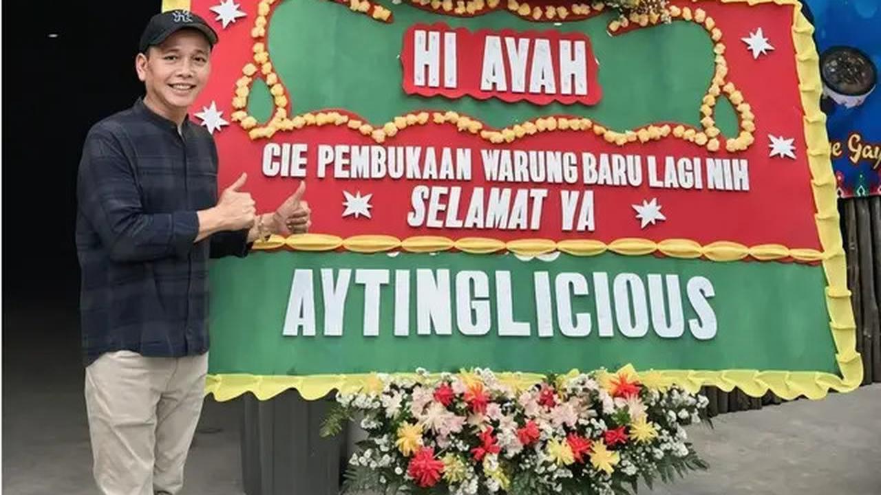 6 Potret Ayu Ting Ting di Pembukaan Cabang Warung Makan Ayah Ojak, Beri Dukungan