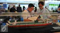 Pengunjung melihat spesifikasi saat pameran Maritec Indonesia 2016 di Jakarta International Expo, Jakarta, Rabu (23/11). Marintec Indonesia 2016 merupakan pameran industri perkapalan, pelabuhan dan lepas pantai. (Liputan6.com/Angga Yuniar)