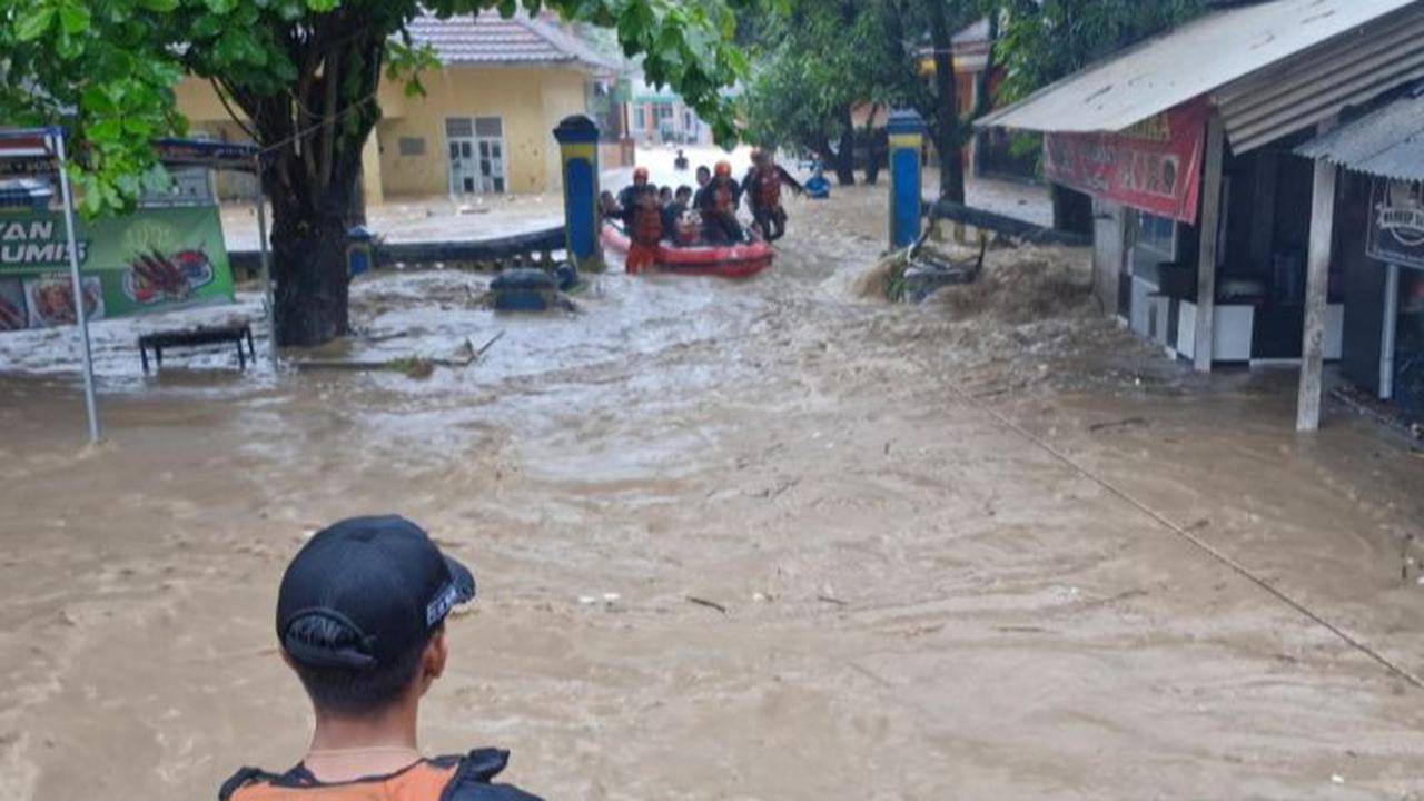 Aksi Dramatis SAR Selamatkan Puluhan Warga Terjebak Banjir Bandang Setinggi 1,5 Meter