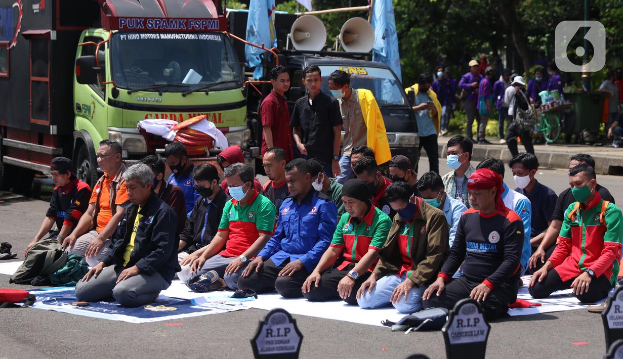 FOTO: Sholat Berjemaah di Sela Peringatan Hari Buruh ...