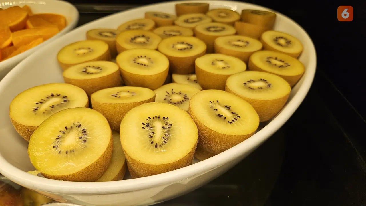 Kiwi disebut buah ajaib oleh pakar jantung karena kemampuannya menurunkan kolesterol dan menstabilkan gula darah. Buah ini juga kaya nutrisi yang mendukung kesehatan jantung dan tubuh secara optimal. (Foto: Aditya Eka Prawira/Liputan6.com)