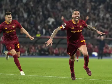 Bek AS Roma Leonardo Spinazzola merayakan gol yang dicetaknya ke gawang Feyenoord pada leg kedua perempat final Liga Europa 2022/2023 di Stadio Olimpico, Jumat (21/4/2023) WIB. (AP Photo/Alessandra Tarantino)