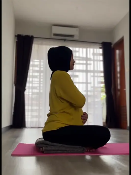 "Kata dokterku alhamdulillah bayinya udh diposisi siap lahir tinggal nunggu kontraksi aja.. doain aku ya guys 🥹 Semoga nanti pas lahiran semuanya lancar, mudah sehat ibu dan bayinya amin," tutup Ryana Dea. [Instagram/ryana_dea]