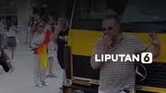 Seorang pendeta Kristen Ortodoks nekat melakukan aksi protes dengan berbaring di tengah jalan untuk menghadang konvoi parade LGBT di Thessaloniki, Yunani. Aksi tersebut menarik perhatian warga dan peserta pawai di lokasi.

Tak lama setelah aksi dimulai, aparat kepolisian setempat tiba untuk menga...