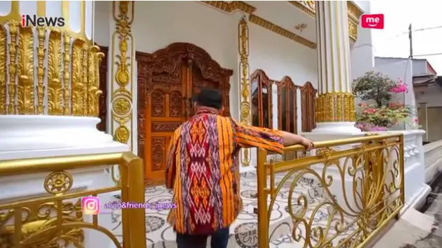 Potret rumah mewah mamah dedeh berlapis emas