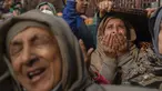 Umat Muslim Kashmir menangis saat berdoa dalam peringatan hari ulang tahunnya meninggalnya Syekh Abdul Qadir Jeelani di Srinagar, Kashmir yang dikuasai India, Rabu (17/11/2021). Peringatan hari meninggalnya Syekh Abdul Qadir Jeelani diikuti oleh ratusan Muslim Kashmir Sufi. (AP Photo/Mukhtar Khan)