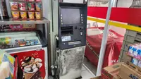 Mesin ATM yang berhasil dibobol pencuri di dalam toko Minimarket di wilayah Pengasinan, Sawangan, Depok. (Liputan6.com/Dicky Agung Prihanto)