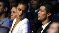 Kisah asmara Cristiano Ronaldo selalu menjadi perbincangan. Irina Shayk merupakan salah satu dari sekian banyak wanita yang pernah intim dengan Ronaldo. (AFP/Valery Hache)