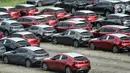 Deretan mobil baru terparkir di kawasan Marunda, Cilincing, Jakarta, Senin (21/6/2021). Sebelumnya, sejak Maret 2021 pemerintah menerapkan pajak mobil baru dimulai dari kapasitas 1.500cc dengan kandungan lokal tertentu. (merdeka.com/Iqbal S. Nugroho)