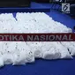 Barang bukti sabu seberat 1,037 ton di Gedung BNN, Jakarta, Selasa (20/2). Barang bukti hasil tangkapan BNN, Dirjen Bea Cukai, dan TNI AL tersebut diamankan dari jaringan narkoba internasional asal Taiwan di Perairan Batam. (Liputan6.com/Arya Manggala)