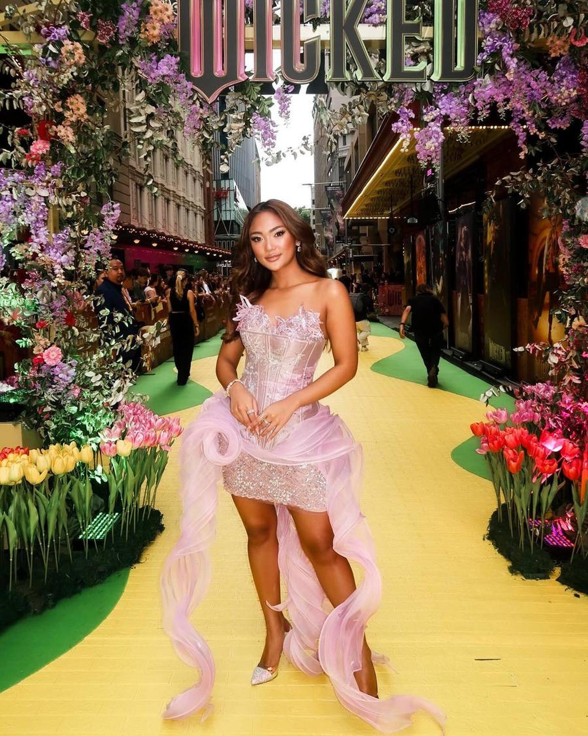 8 Potret Pesona Ekstotis Marion Jola: Tampil Dengan Nuansa Pink Ala Fairytale Hadiri Gala Premiere 'WICKED' di Australia