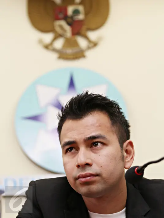 Aktor dan presenter Raffi Ahmad memberi keterangan pers di gedung Dewan Pers, Jakarta, Rabu (18/11). Raffi datang meminta bantuan terkait dugaan merendahkan profesi wartawan yang dilaporkan Forwan ke Polda Metro Jaya.  (Liputan6.com/Immanuel Antonius)