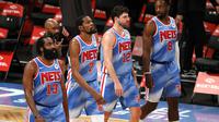 James Harden (paling kiri) pada laga debut bersama Brooklyn Nets di NBA 2020/2021. (Sarah Stier / GETTY IMAGES NORTH AMERICA / Getty Images via AFP)