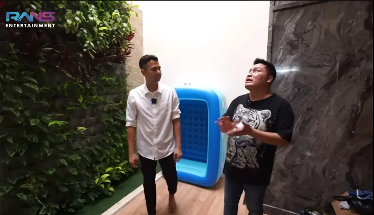Disamping dapur dengan sekat kaca, ada area terbuka yang dihiasi dengan vertical garden. Menurut Merry, ruangan ini akan direnovasi menjadi musala. [Youtube/Rans Entertainment]