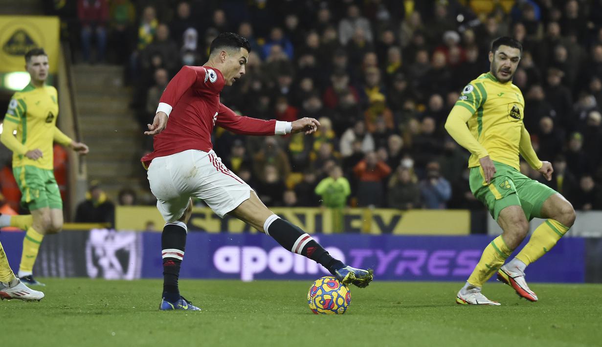 Di awal babak pertama Manchester United masih kesulitan untuk menciptakan peluang matang. Cristiano Ronaldo yang beroperasi di lini depan masih gagal membongkar pertahanan ketat Norwich City. (AP/Rui Vieira)