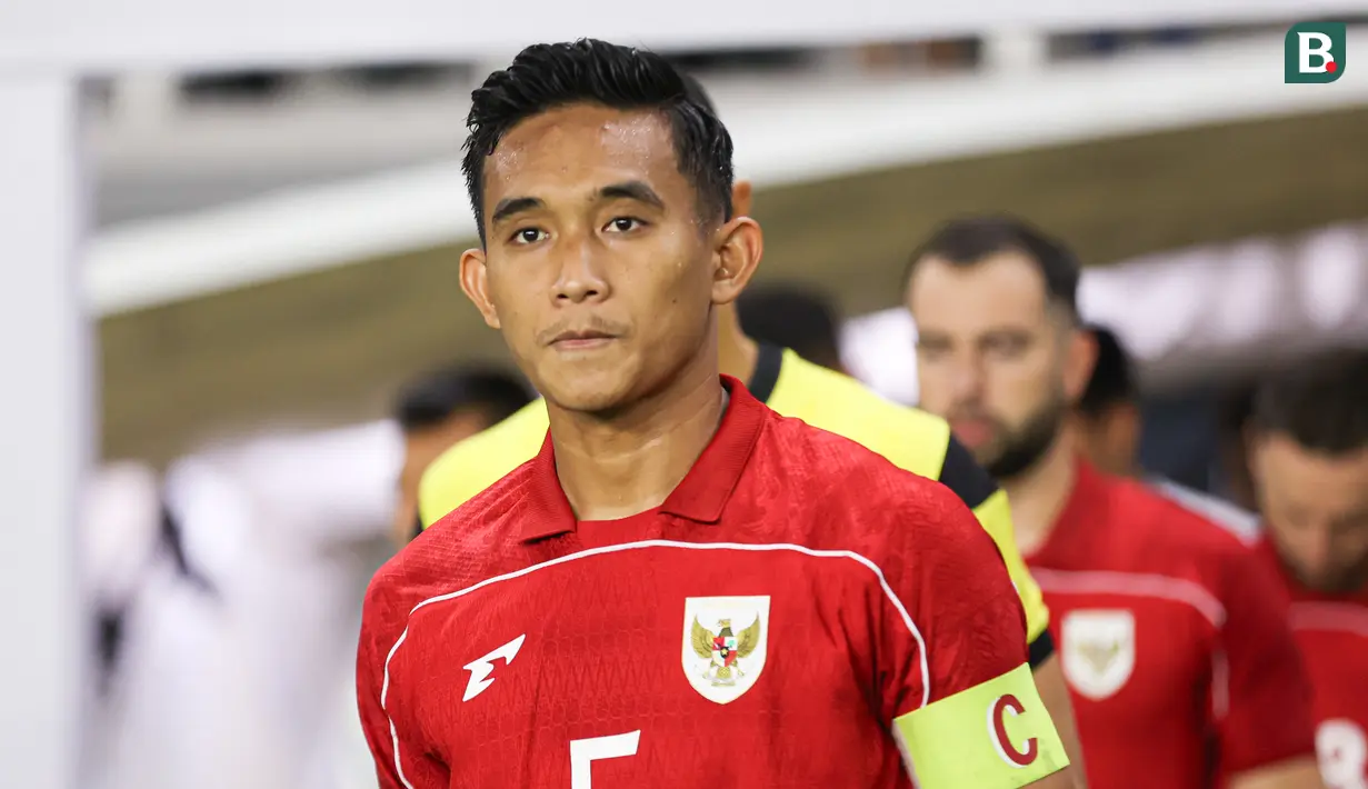 <p>Pemain Timnas Indonesia, Rizky Ridho memimpin timnya saat memasuki lapangan dalam laga FIFA Matchday melawan Chinese Taipei di Stadion Gelora Bung Tomo (GBT), Surabaya, Jumat (05/09/2025). (Bola.com/Abdul Aziz)</p>