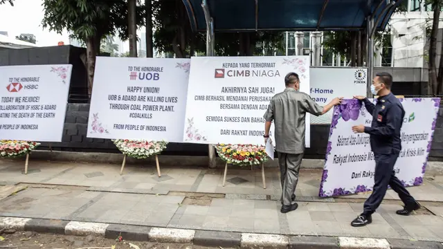 FOTO: Protes Kerusakan Iklim, Kantor Adaro Dikirimi Karangan Bunga