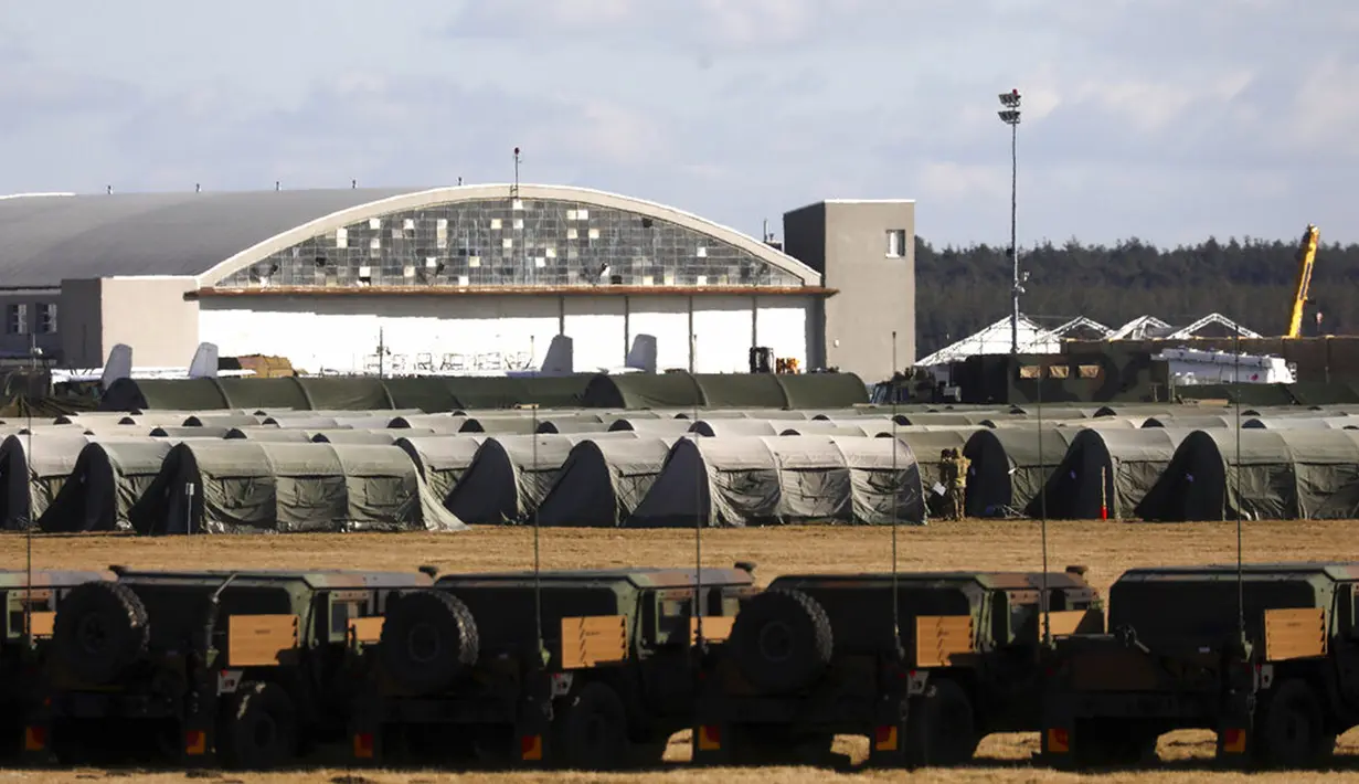 Pasukan AS dari Divisi Lintas Udara ke-82 yang baru-baru ini dikerahkan ke Polandia karena ketegangan Rusia-Ukraina sedang mendirikan kamp di bandara militer di Mielec, Polandia, 12 Februari 2022. Sekitar 4.700 tentara tambahan AS dikerahkan ke Polandia. (AP Photo/Beata Zawrzel)